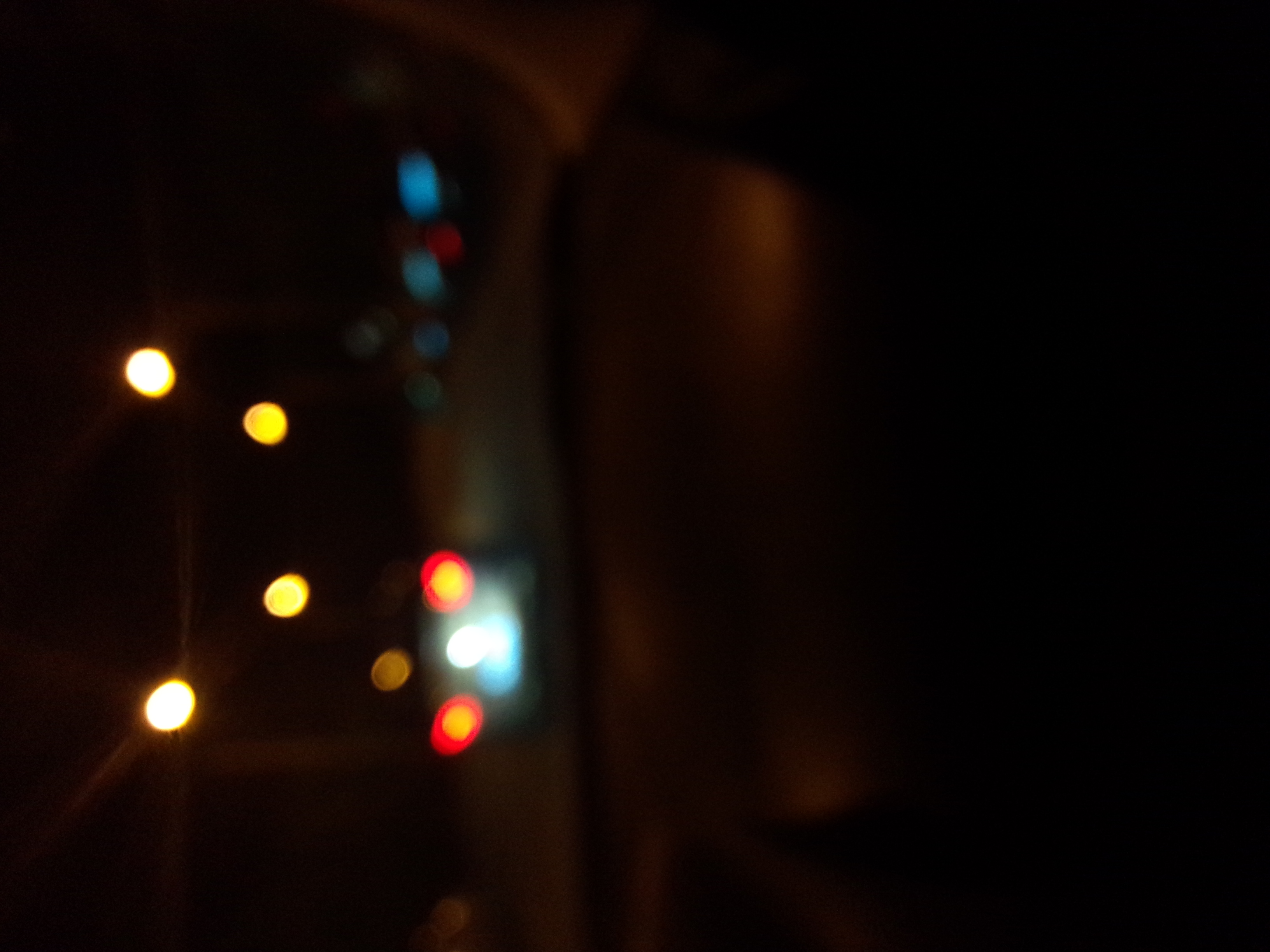 远处照来的灯光 模糊了车窗外 熟悉的身影.(mx夜晚随拍)