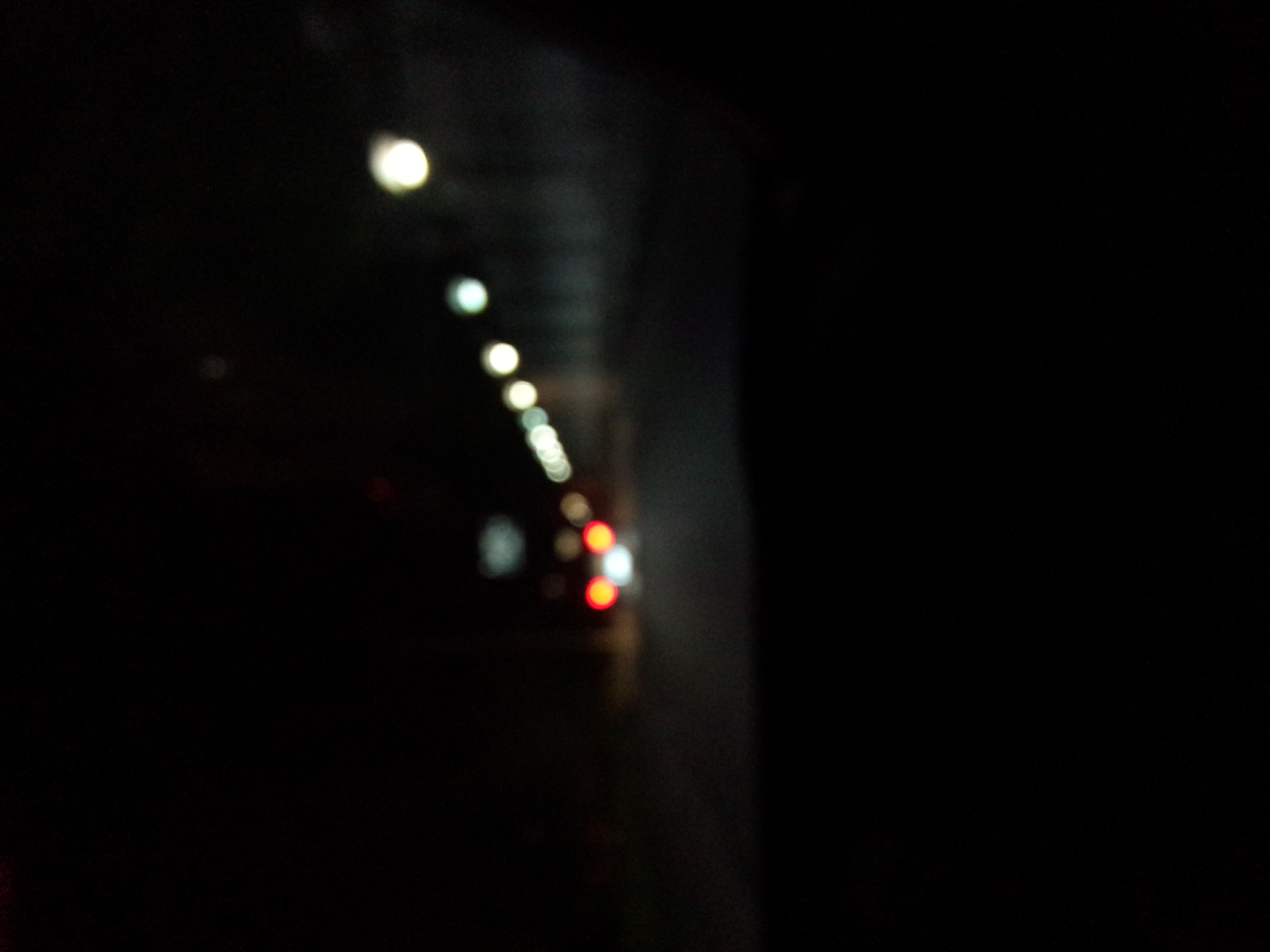远处照来的灯光 模糊了车窗外 熟悉的身影.(mx夜晚随拍)
